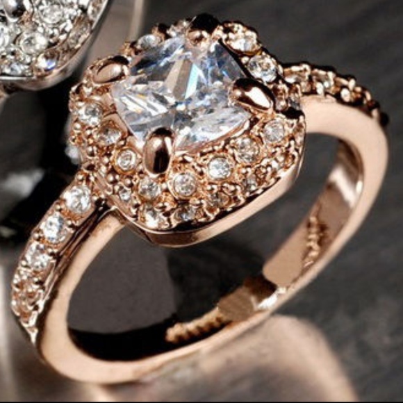 Stunning 18K Rose GP Swarovski Crystal Ring - Picture 7 of 8